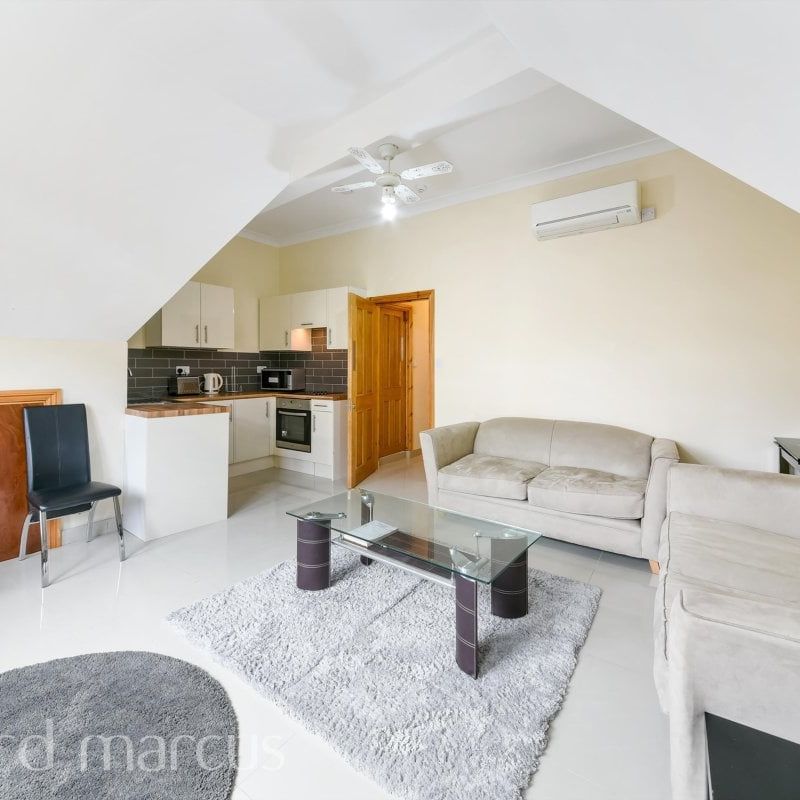 Charing Cross Road - Photo 1