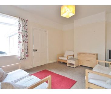 4 bedroom end of terrace house to rent - Photo 1