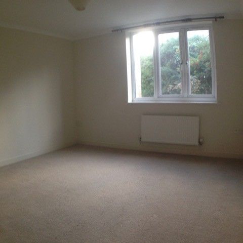 Three Bedroom Apartment to Rent in Taunton - Photo 1