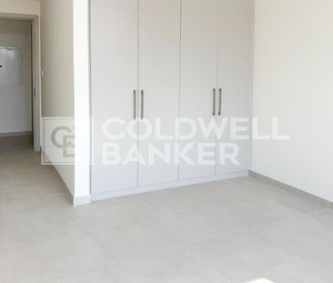 Bright | Single Row | Close to Amenities - Photo 2