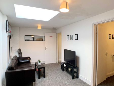 Double Rooms Available on Junction Road - 3 Minutes to Station Room 5 - Photo 3