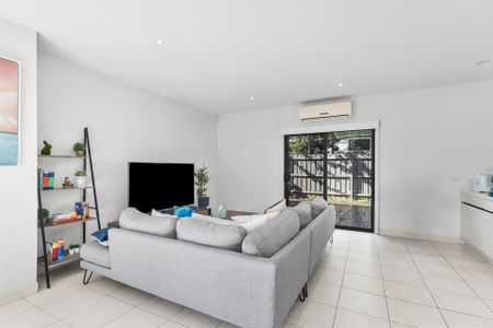 Modern Townhouse Close To Monash University & Chadstone Shopping Centre - Photo 2