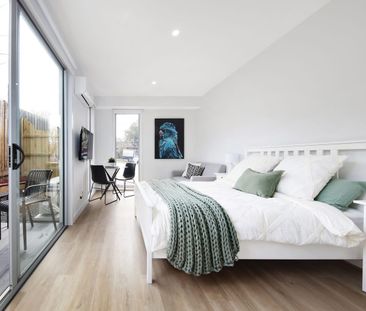 FULLY FURNISHED, DESIGNER STUDIO ROOM – BILLS INCLUDED! - Photo 6