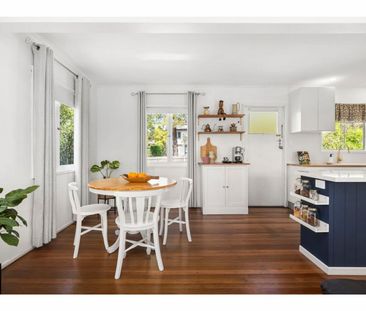 Charmingly Renovated High-Set - Photo 5