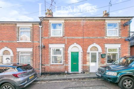 2 bedroom mid-terrace to rent St Julian Grove, Colchester, Essex, CO1 - Photo 2