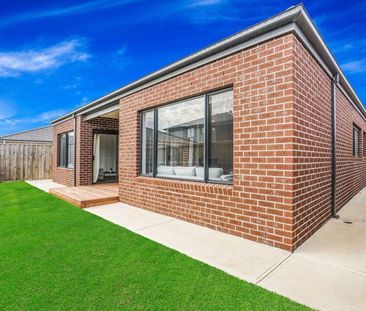 Lovely Family Home in Werribee - Photo 3