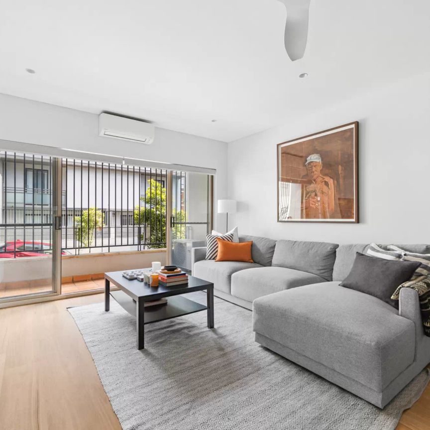 STYLISH RENOVATED APARTMENT WITH PARKING IN PRIME WOOLLOOMOOLOO POCKET - Photo 1