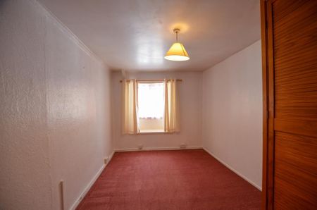 3 bedroom end of terrace house to rent - Photo 3