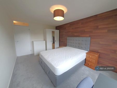 3 bedroom flat to rent - Photo 4