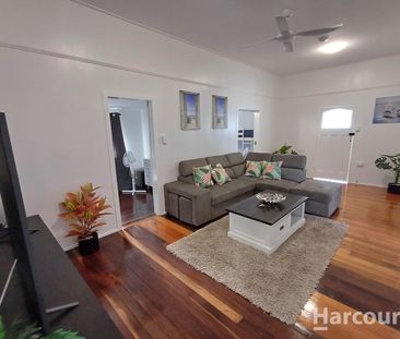 Charming 4-Bedroom Queenslander with Stunning Foreshore Views - Jus... - Photo 1