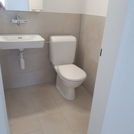 Neu renovierte 3,5-Zimmerwohnung an zentraler Lage mit wunderschöner Aussicht - Photo 4