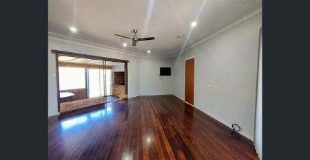 Family Home in Prime Location! - Photo 5