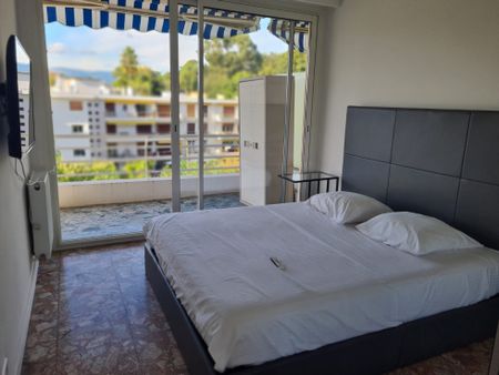 SUPERBE 2 PIECES de 46m² EN LOCATION A L'ANNEE MEUBLE - Photo 2