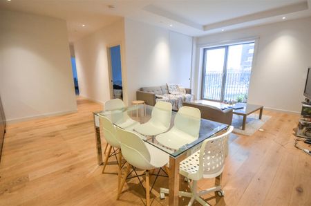 3 bedroom flat - Photo 2