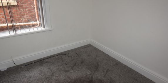 To Let 1 Bed Flat - Photo 2