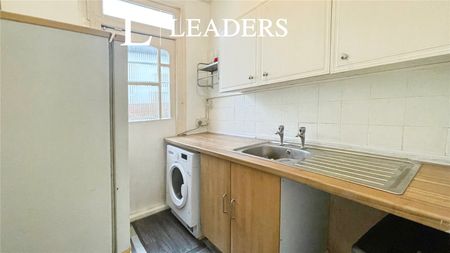 2 bedroom apartment to rent St. Helens Road, Westcliff-on-Sea, SS0 - Photo 4