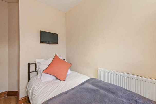 1 bedroom in a house share to rent - Photo 1