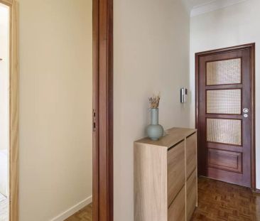 Room in a shared 10-bedroom apartment for rent in Lisbon - Photo 5