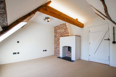 A fantastic opportunity has arisen to rent this sophisticated three-bedroom apartment in the heart of Chichester City Centre - Photo 2