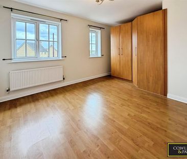 MERSEA CRESCENT, WICKFORD - Photo 1