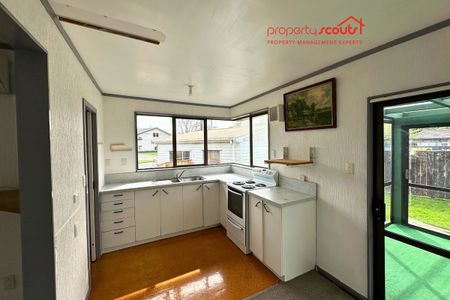 Tidy 3-Bedroom Home with Double Garage – Central Taita - Photo 4