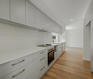 Brand New Home with Stunning Kitchen, Open Plan, Single Garage - Photo 4