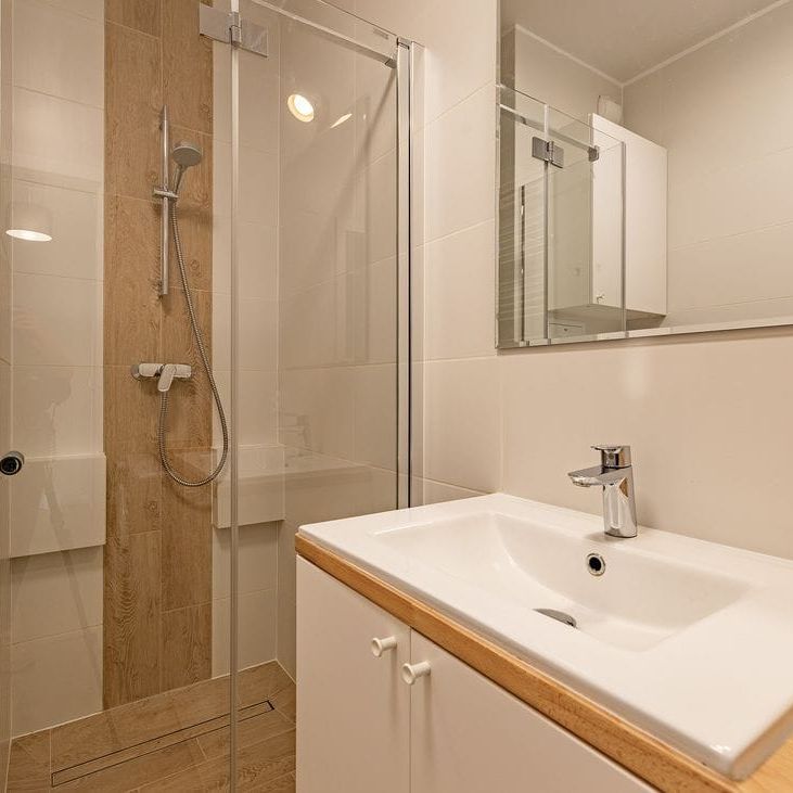 Nowe z miejscem w hali gar.Blisko do S8 i Lotniska 31.8 m² - Фото 1