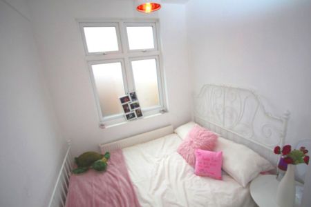 5 Bedroom House – Surbiton (Brighton Road, KT6) - Photo 4