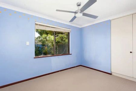 “LARGE FAMILY HOME WITH POOL, SUPER LOCATION - ROSSMOYNE HIGH ZONE” - Photo 5