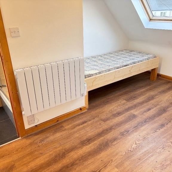 Studio Flat, Very Near Off Almond Avenue Area, W4 - Photo 1