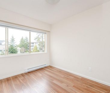 Royal Arms - Photo 1