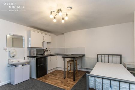 1 bedroom in a house share to rent - Photo 2