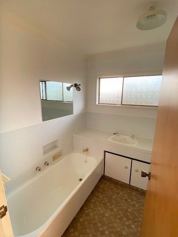 Warm Family Home with Stunning Views - Maungatapu - Photo 5