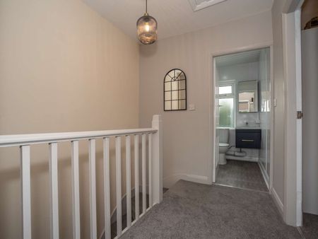 Beautiful rooms available in a professional house share - Photo 3