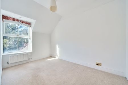 Meadow Vale, Haslemere - 2 bedrooms Property for lettings - Seymours - Photo 4