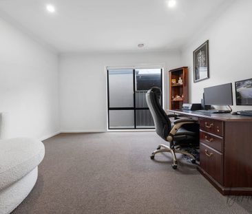Stunning Family Residence in Prime Craigieburn Location - Photo 4