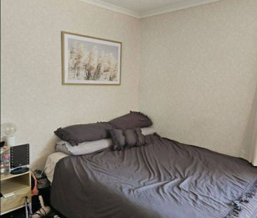 Tucked away in a sought-after neighbourhood - Photo 6