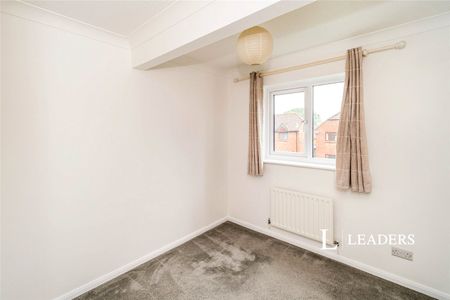 3 bedroom house to rent Burley Close, Chandler's Ford, Eastleigh, SO53 - Photo 3