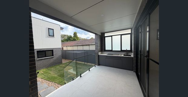 Spacious Family Living in Yagoona - 5 Bed Duplex with additional self contained studio - Photo 1