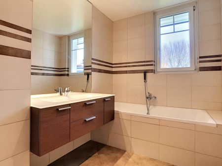 Superb ground floor with private garden in secure residence - Photo 2