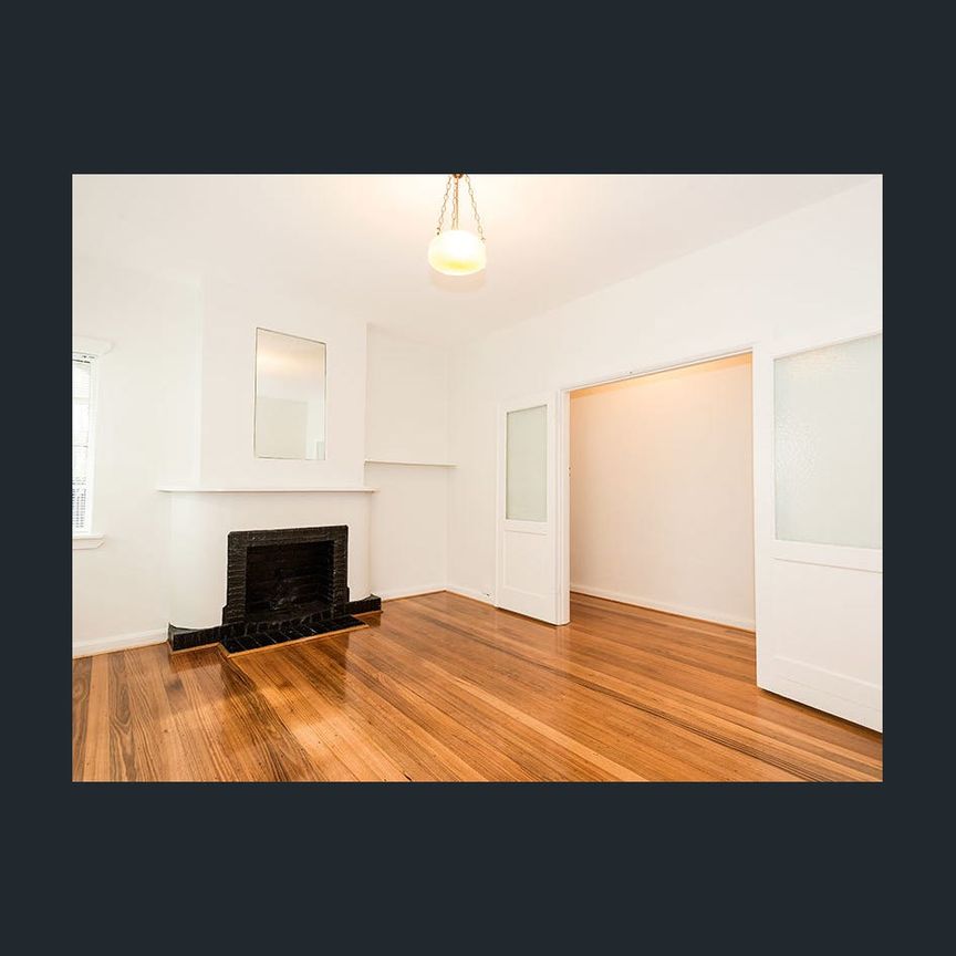 Spacious Art Deco with Lock-Up Garage! - Photo 1