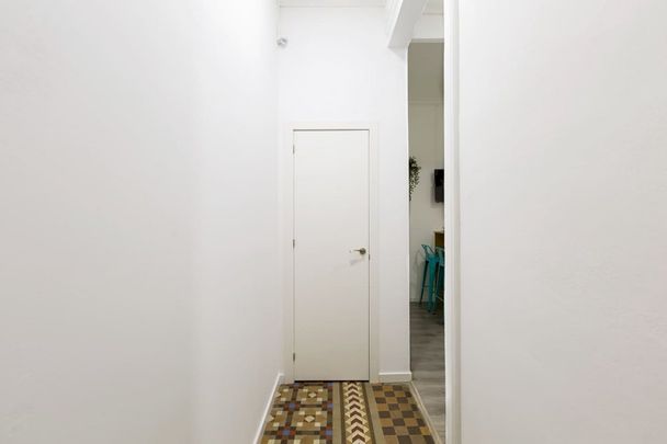 Spacious room in calle Balmes - Photo 1
