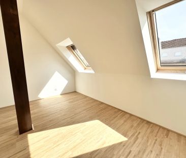 TOP Sanierte Wohnung im Dachgeschoss - Mit Schlossbergaussicht - Photo 1