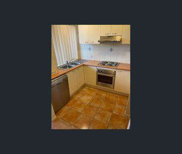 3-bedroom townhouse - Photo 2