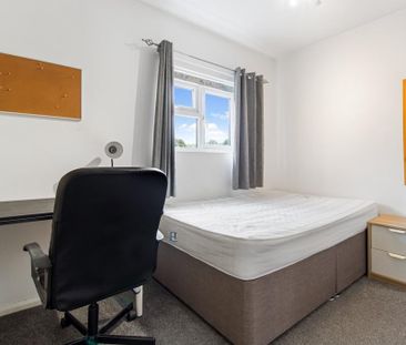 6 bedroom end of terrace house to rent - Photo 5