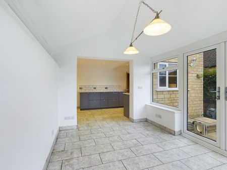 3 bedroom detached house to rent - Photo 2