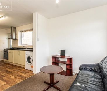 5 bedroom semi-detached house to rent - Photo 2