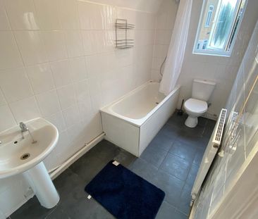 Incredible Location- converted pub near the canal! 65WATE - Room 3 - Photo 2