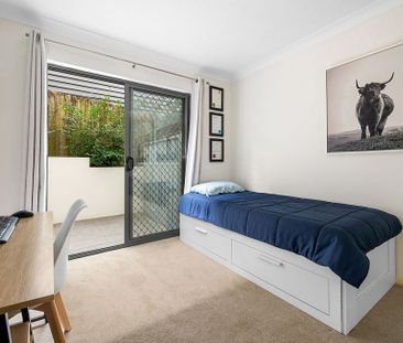 Spacious Two Bedroom Apartment with Private Courtyard – 9 Month Lea... - Photo 5