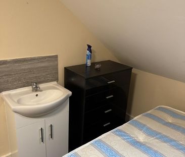 Room in a Shared House, College Road, RG6 - Photo 2